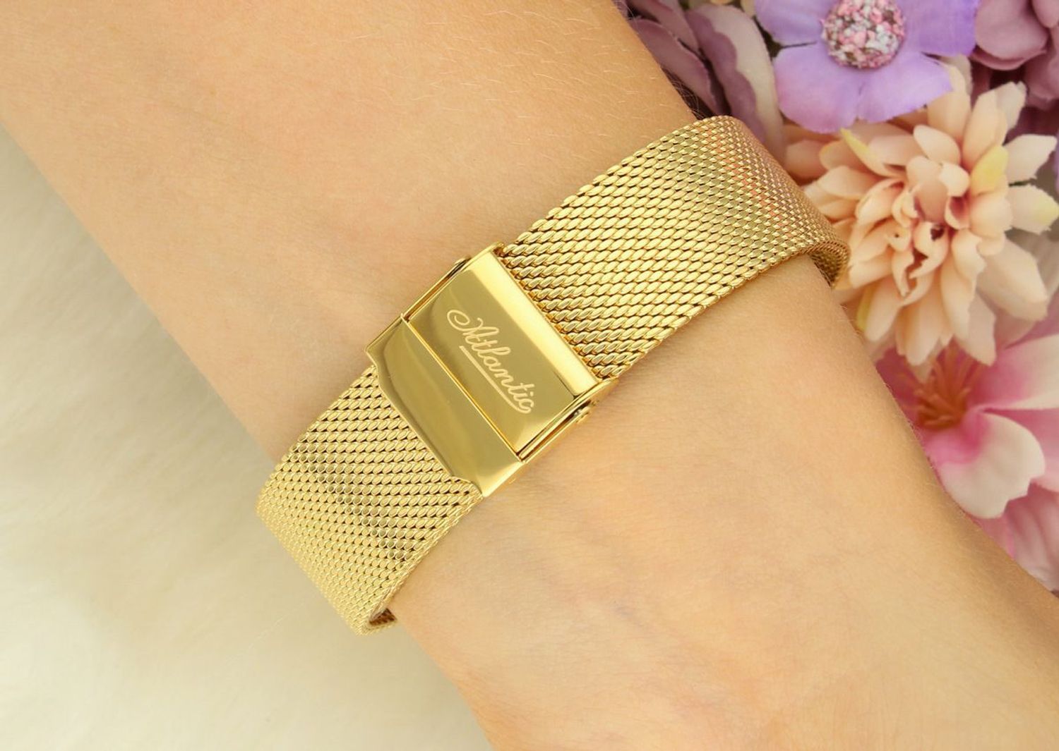 Elegancki damski zegarek Atlantic Super De Luxe 29355.45.27 z pozłacaną kopertą i bransoletą mesh. Model z diamentowymi indeksami, precyzyjnym szwajcarskim mechanizmem kwarcowym, datownikiem i 1.webp