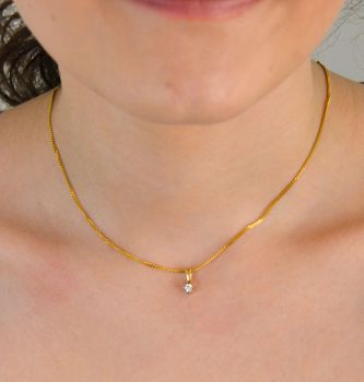 Złota zawieszka z diamentem HSI 0,13ct1 próba 585. Zawieszka z jednym brylantami wielkości 0,13 ct, czystości SI oraz barwie H-I. Żółte złoto i diamenty to ponadczasowe połączenie, które nie przestaje zachwycać swoją el.JPG