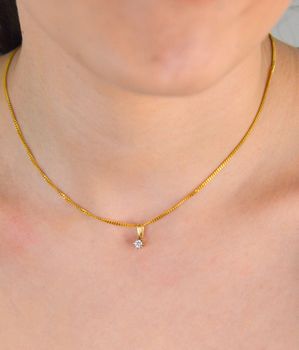Złota zawieszka z diamentem HSI 0,13ct1 próba 585. Zawieszka z jednym brylantami wielkości 0,13 ct, czystości SI oraz barwie H-I. Żółte złoto i diamenty to ponadczasowe połączenie, które nie przestaje zachwycać swoją eleg (1).JPG