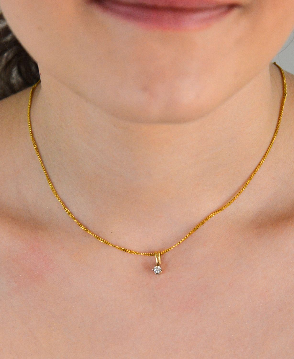 Złota zawieszka 585 z diamentem Zawieszka z jednym brylantami wielkości 0,13 ct, czystości SI oraz barwie H-I. Żółte złoto i diamenty to ponadczasowe połączenie, które nie przestaje 1 (2).jpg