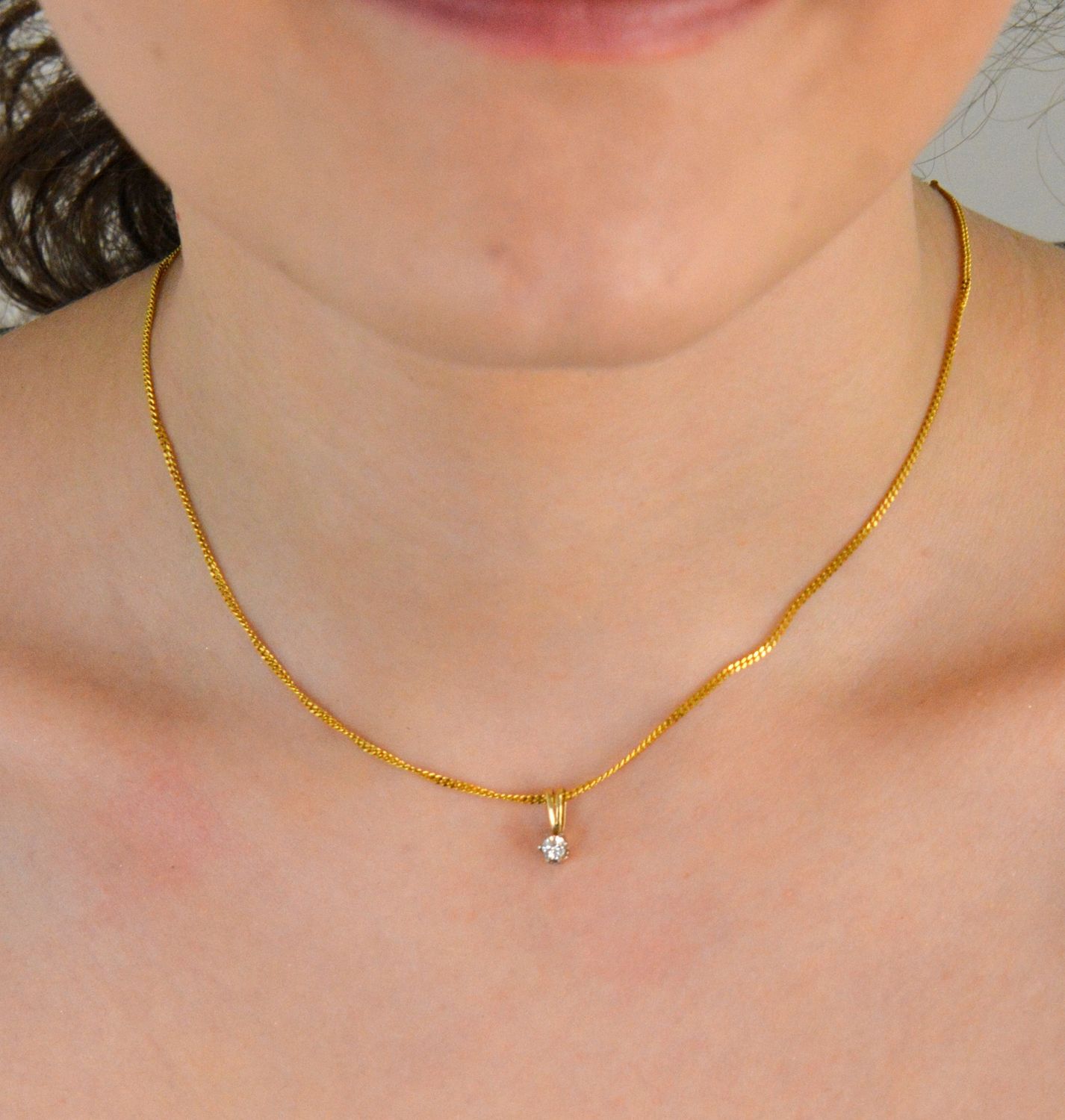 Złota zawieszka 585 z diamentem Zawieszka z jednym brylantami wielkości 0,13 ct, czystości SI oraz barwie H-I. Żółte złoto i diamenty to ponadczasowe połączenie, które nie przestaje 1 (2).jpg