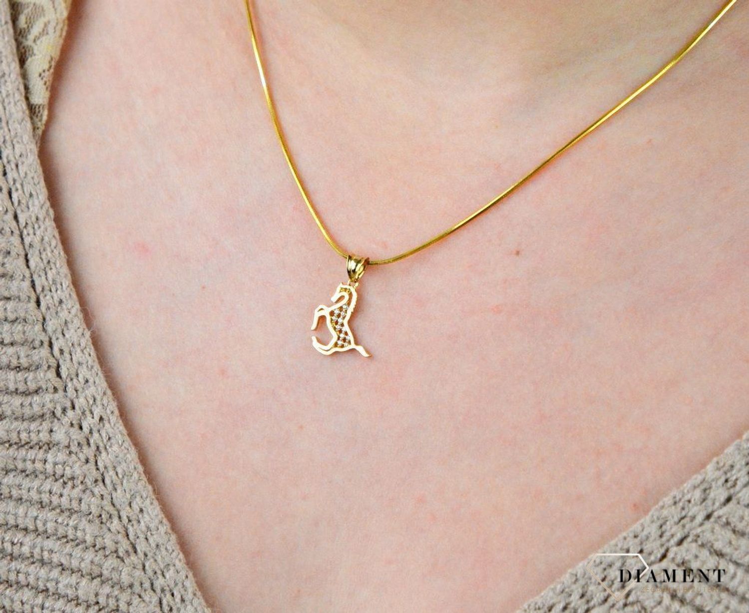 Złota zawieszka 585 konik z cyrkoniami 3000094209881.jpg