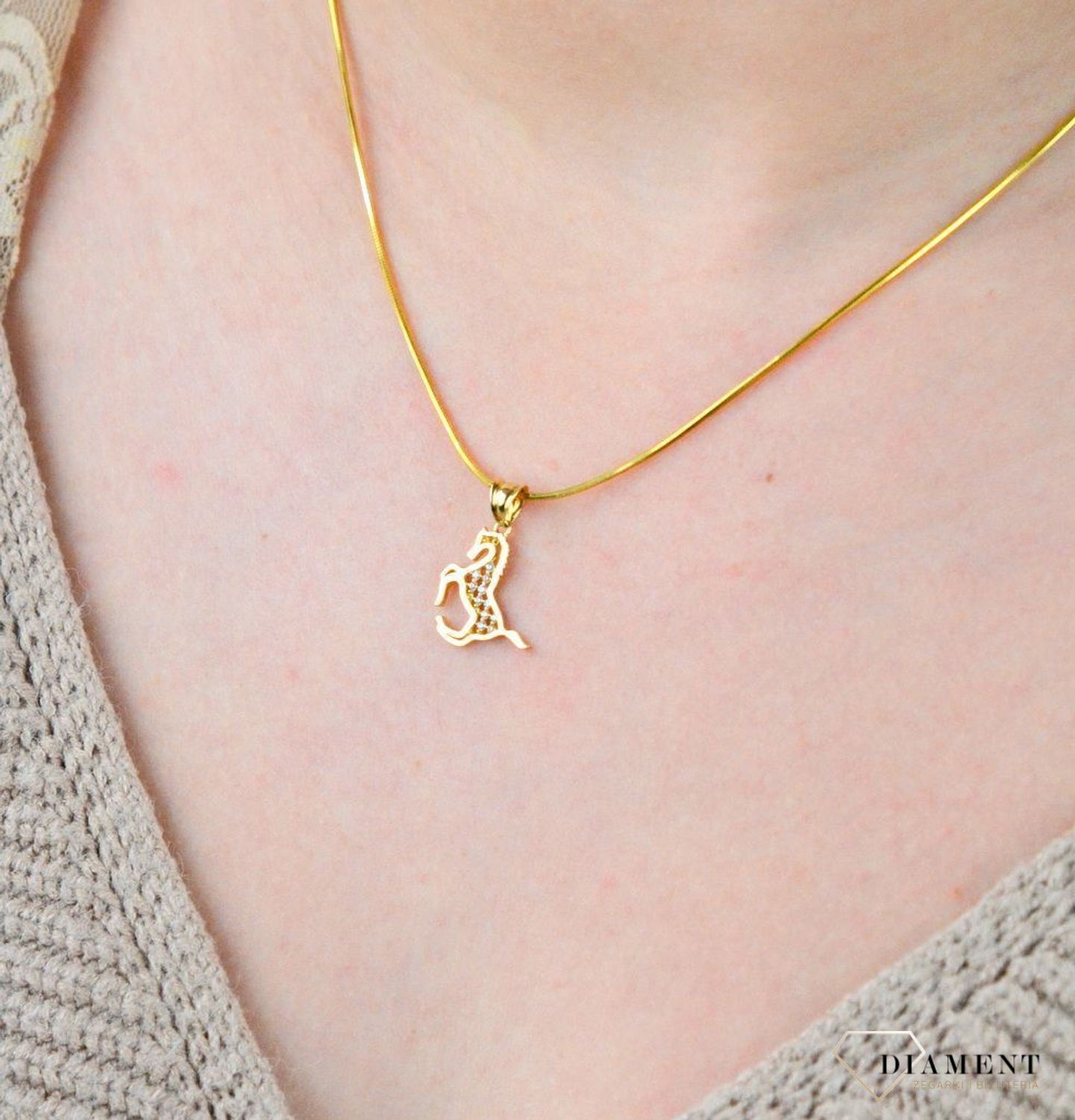 Złota zawieszka 585 konik z cyrkoniami 3000094209881.jpg