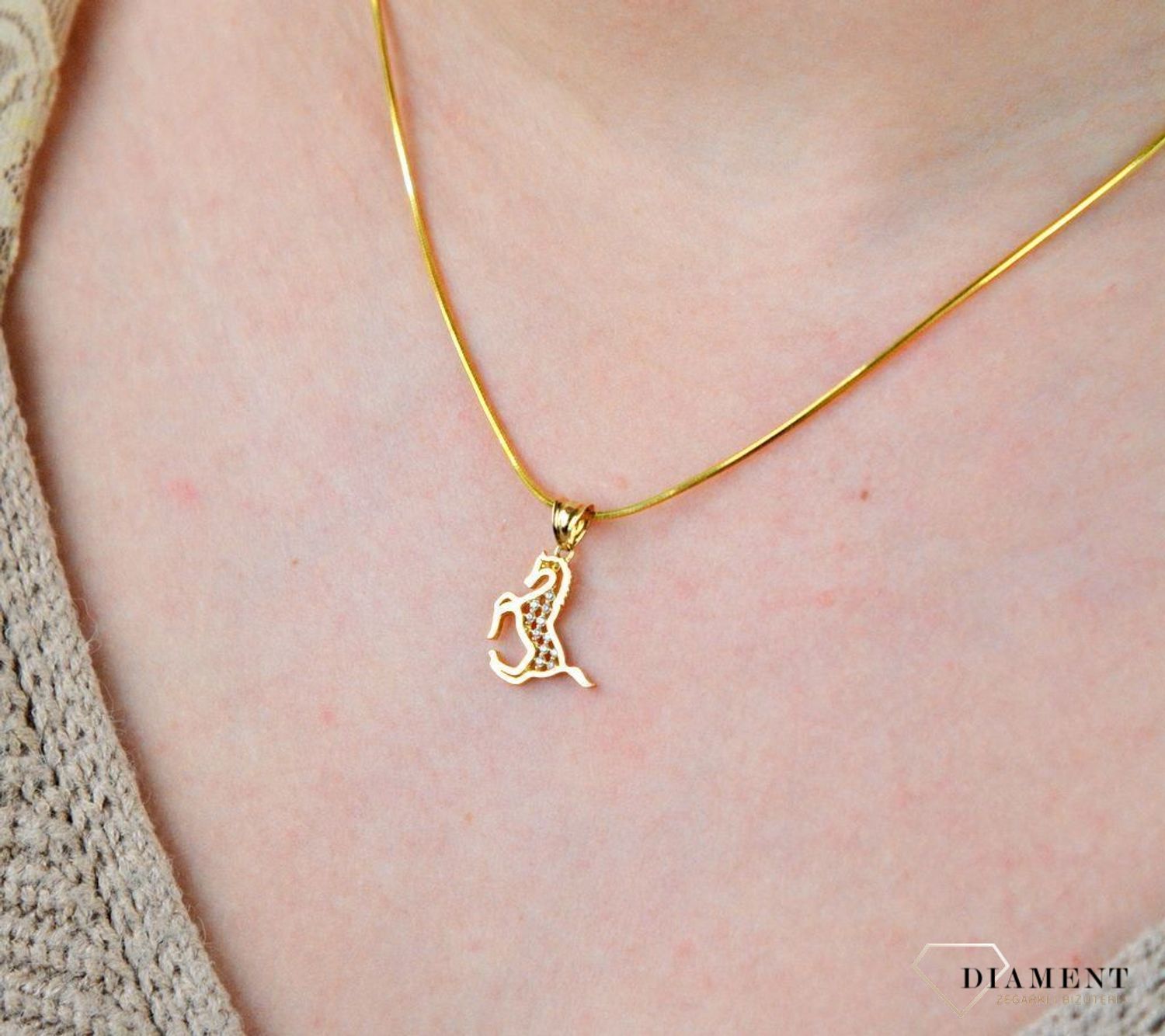 Złota zawieszka 585 konik z cyrkoniami 3000094209881.jpg