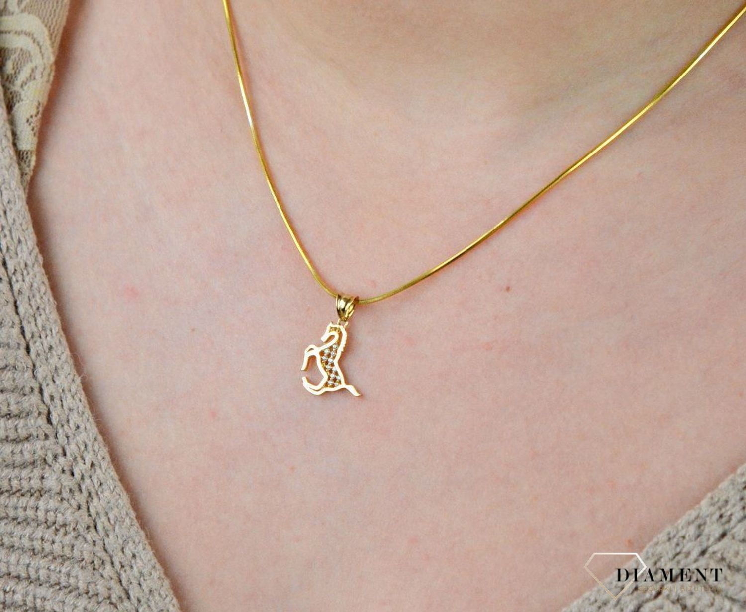 Złota zawieszka 585 konik z cyrkoniami 3000094209881.jpg