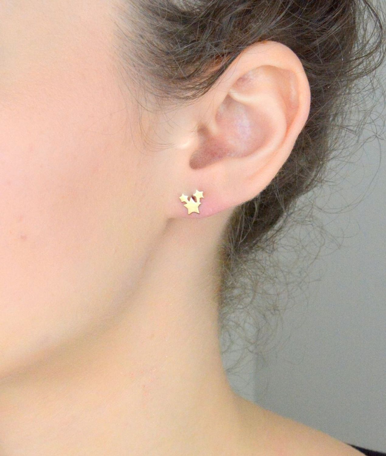 Złote kolczyki przy uchu potrójne gwiazdki 3000095416622- 333 .  Złote kolczyki potrójne  gwiazdki wykonane z wysokiej jakości złota próby 333. Idealny pomysł na prezent dla ukochanej.1.jpg