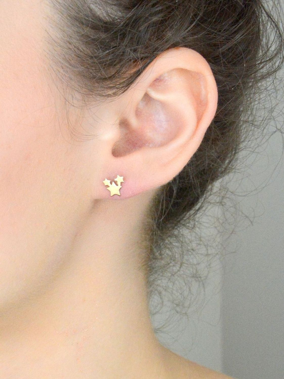 Złote kolczyki przy uchu potrójne gwiazdki 3000095416622- 333 .  Złote kolczyki potrójne  gwiazdki wykonane z wysokiej jakości złota próby 333. Idealny pomysł na prezent dla ukochanej.1.jpg