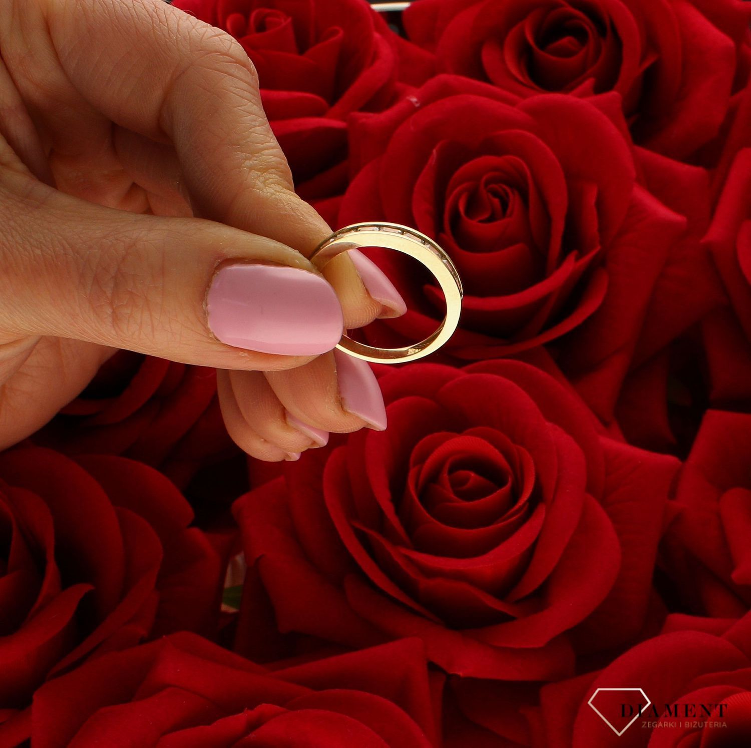 Złoty pierścionek 333 obrączka nowoczesny wzór 3000095434527. Pierścionek został wykonany z najwyższej jakości żółtego złota próby 333 wysadzony białymi cyrkoniami o prostokątnym kształcie. Idealny pierścionek dla każdej kobie (1).jpg