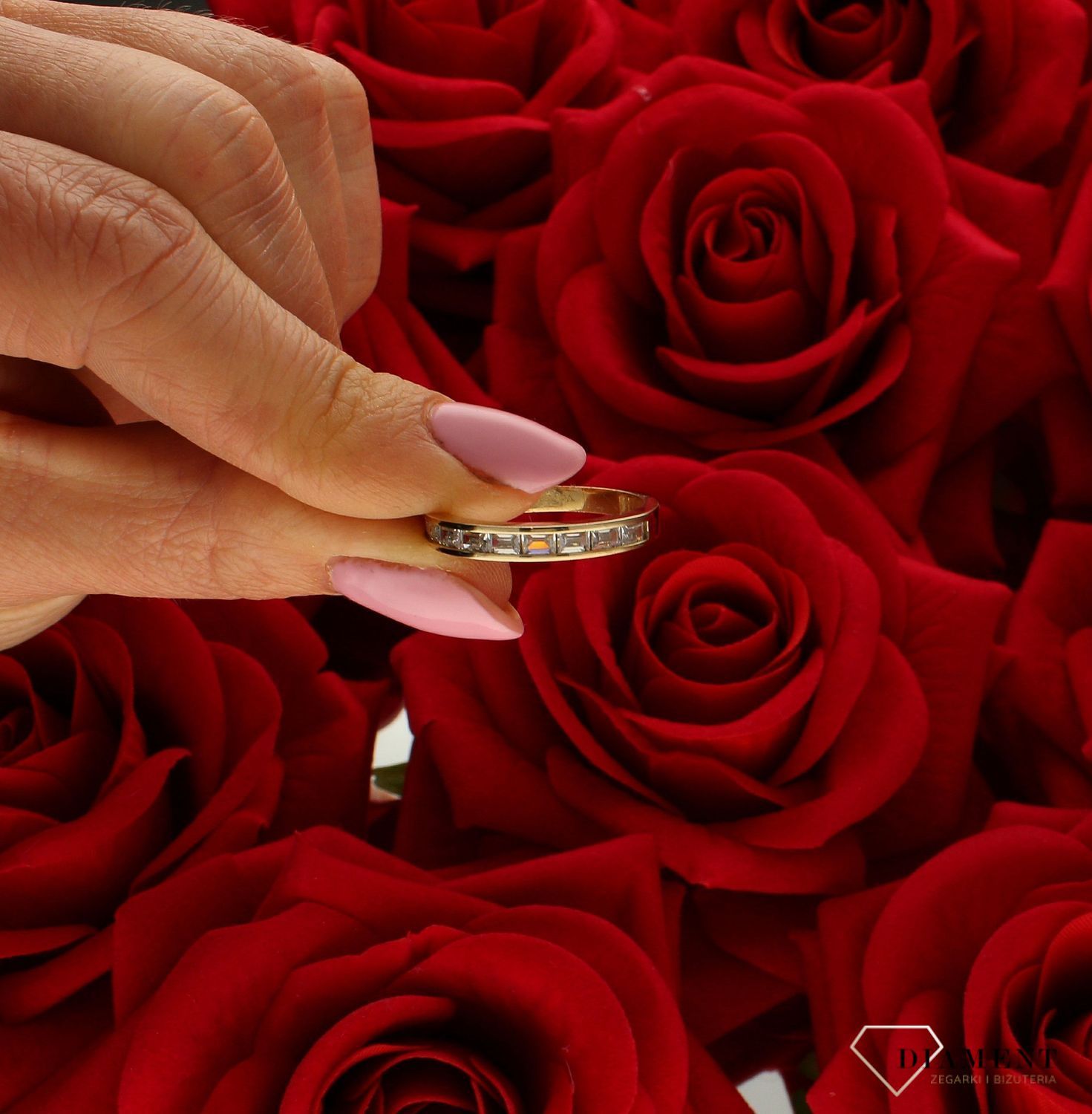 Złoty pierścionek 333 obrączka nowoczesny wzór 3000095434527. Pierścionek został wykonany z najwyższej jakości żółtego złota próby 333 wysadzony białymi cyrkoniami o prostokątnym kształcie. Idealny pierścionek dla każdej kobie (1).jpg