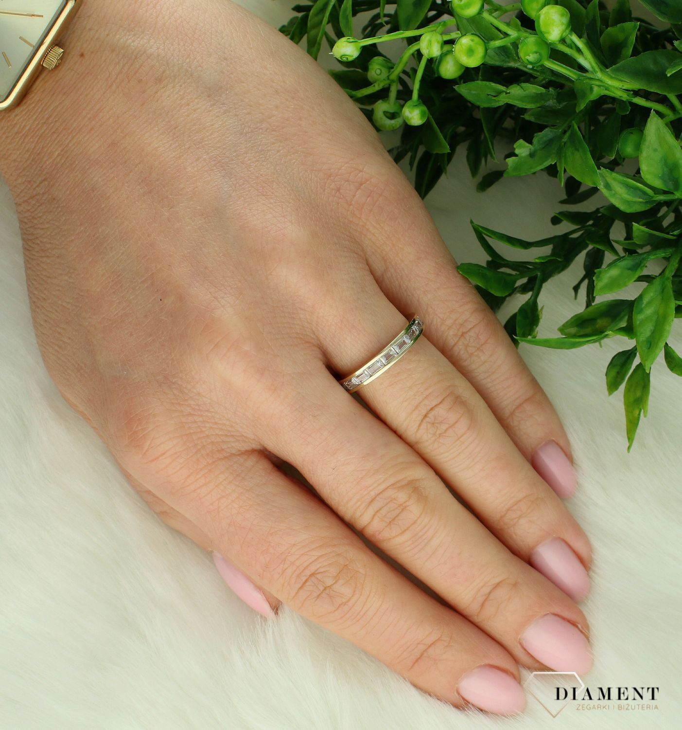 Złoty pierścionek damski 333 obrączka z cyrkoniami rozmiar 11 3000105790148. Złoty pierścionek damski. Pierścionek złoty 333 z cyrkoniami. Złoty pierścionek na prezent. Pierścionek złoty dla kobiety (2).jpg