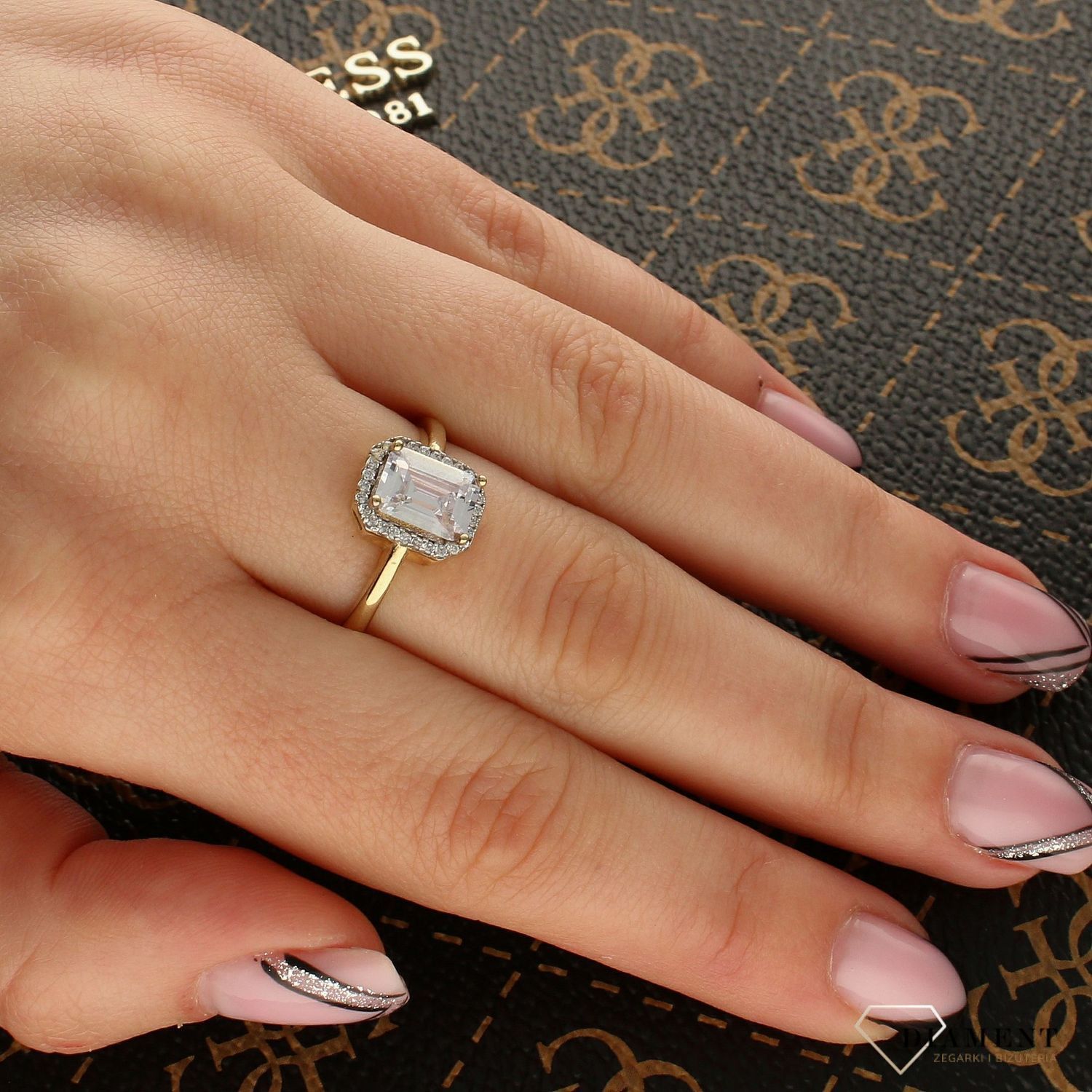 Złoty pierścionek zaręczynowy z cyrkonią 3000111976345.jpg