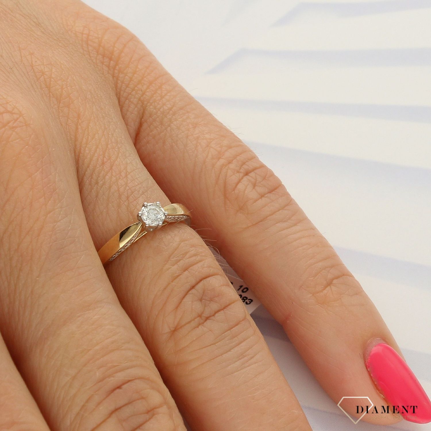 Pierścionek złoty DIAMENT żółte złoto, diament, klasyczny ze zdobieniem 3000112334083. Złoto i brylanty to wyjątkowe połączenie, które kobiety wprost uwielbiają..jpg