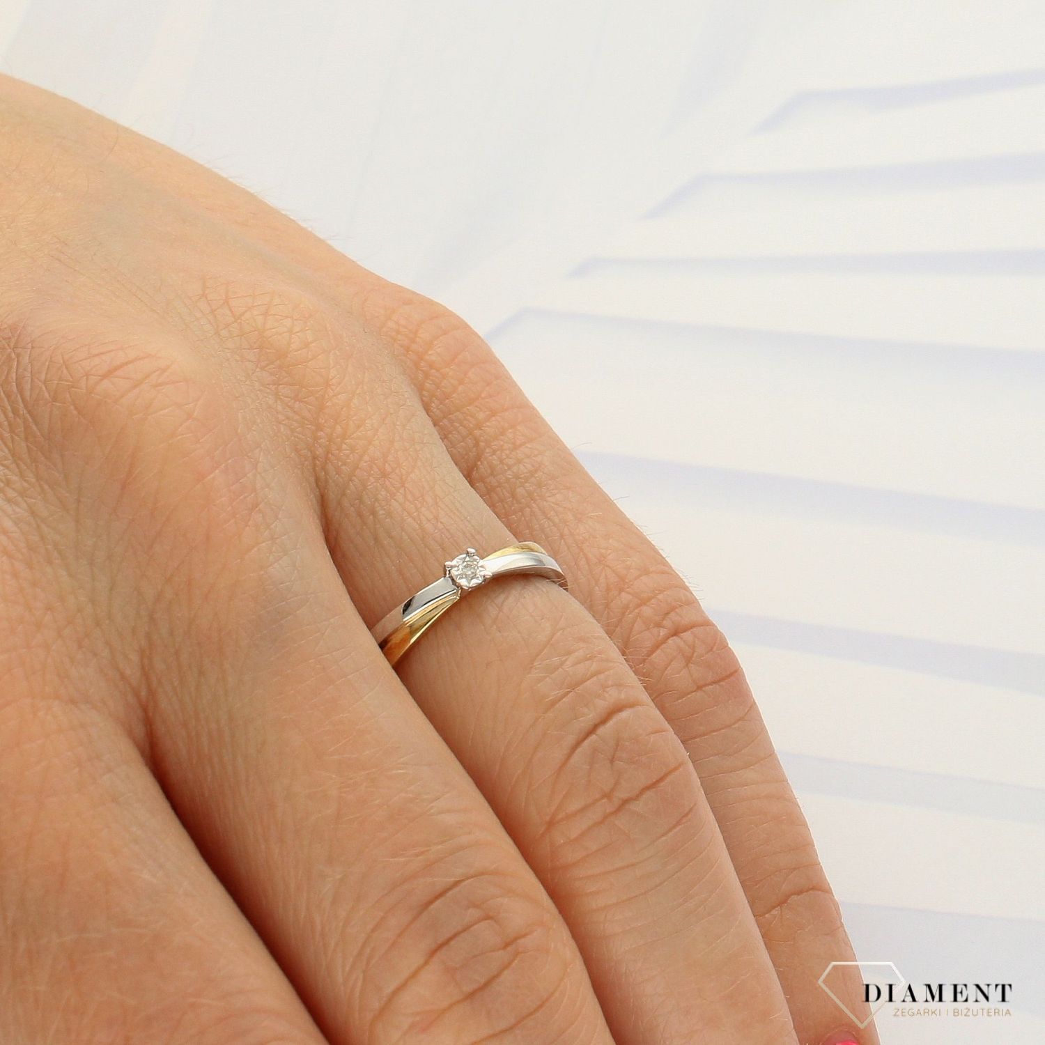 Pierścionek złoty DIAMENT 585, diamenty wykonany ze złota próby 585. Pierścionek z brylantem wielkości 0,015 ct, barwie H oraz czystości I2.jpg