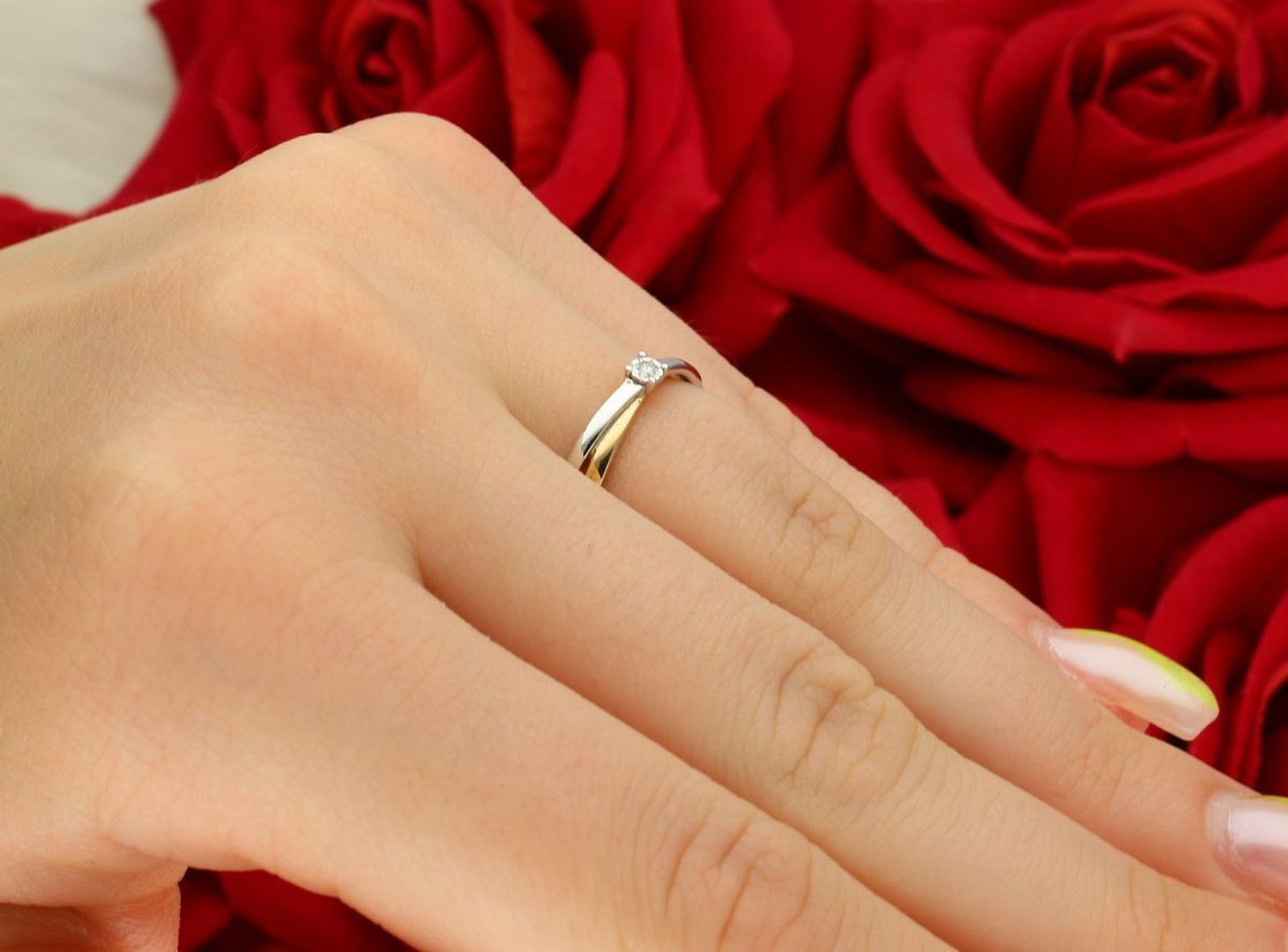 Złoty pierścionek z diamentem – żółte i białe złoto, przekładany, pr 585, 0,015ct.jpg