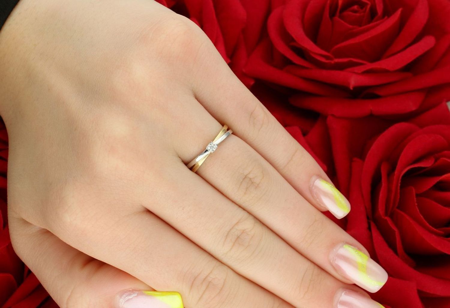 Złoty pierścionek z diamentem – żółte i białe złoto, przekładany, pr 585, 0,015ct.jpg