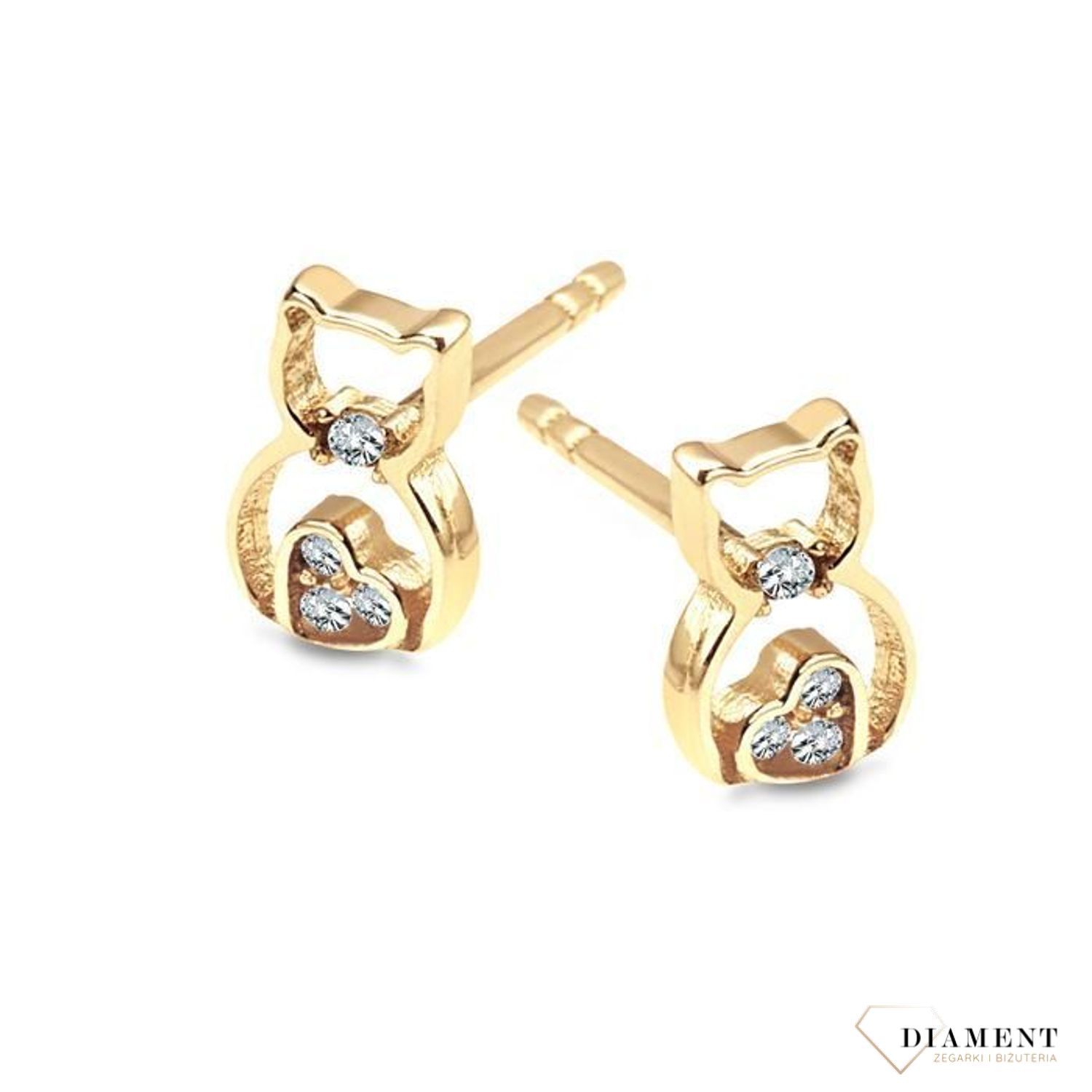 Złote kolczyki dla dziewczynki w kształcie kotków to lekki, urokliwy wzór. Biżuteria może być udanym prezentem urodzinowym dla miłośniczki i posiadaczki kotów..jpg