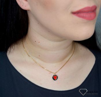 Złota zawieszka 333 serce w kółku z czerwoną emalią to klasyczny element biżuterii mogącej pięknie ozdobić każdy kobiecy dekolt. To dodatek, który nie tylko pozwala uatrakcyjnić wizerunek, ale także w  (3).JPG