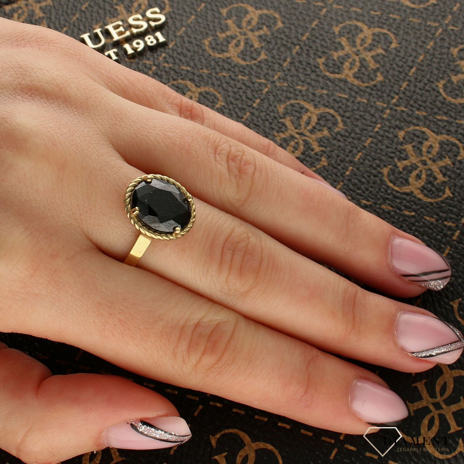 Złoty pierścionek 'Głęboka czerń' 3000131572244.jpg