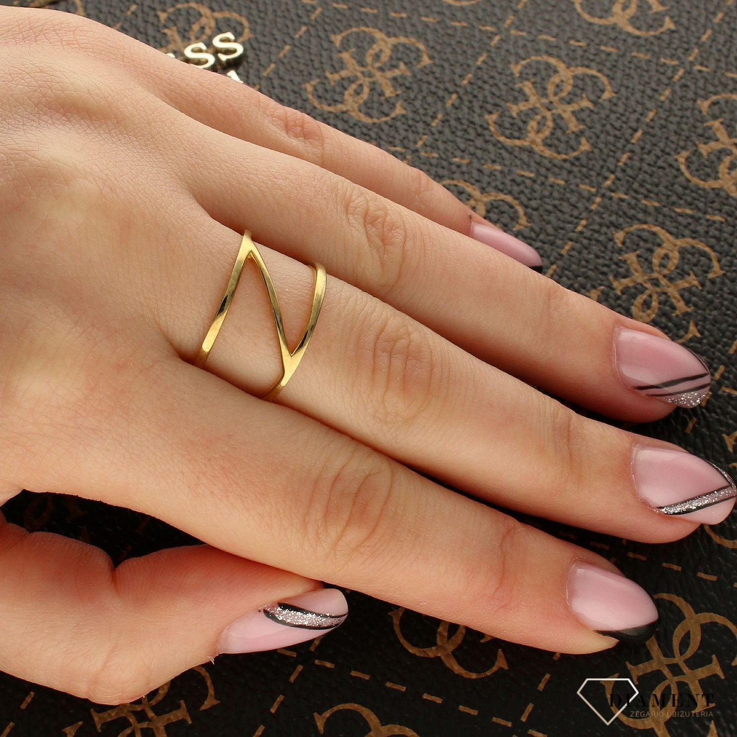 Szeroki złoty pierścionek 'Geometryczna ozdoba'.jpg