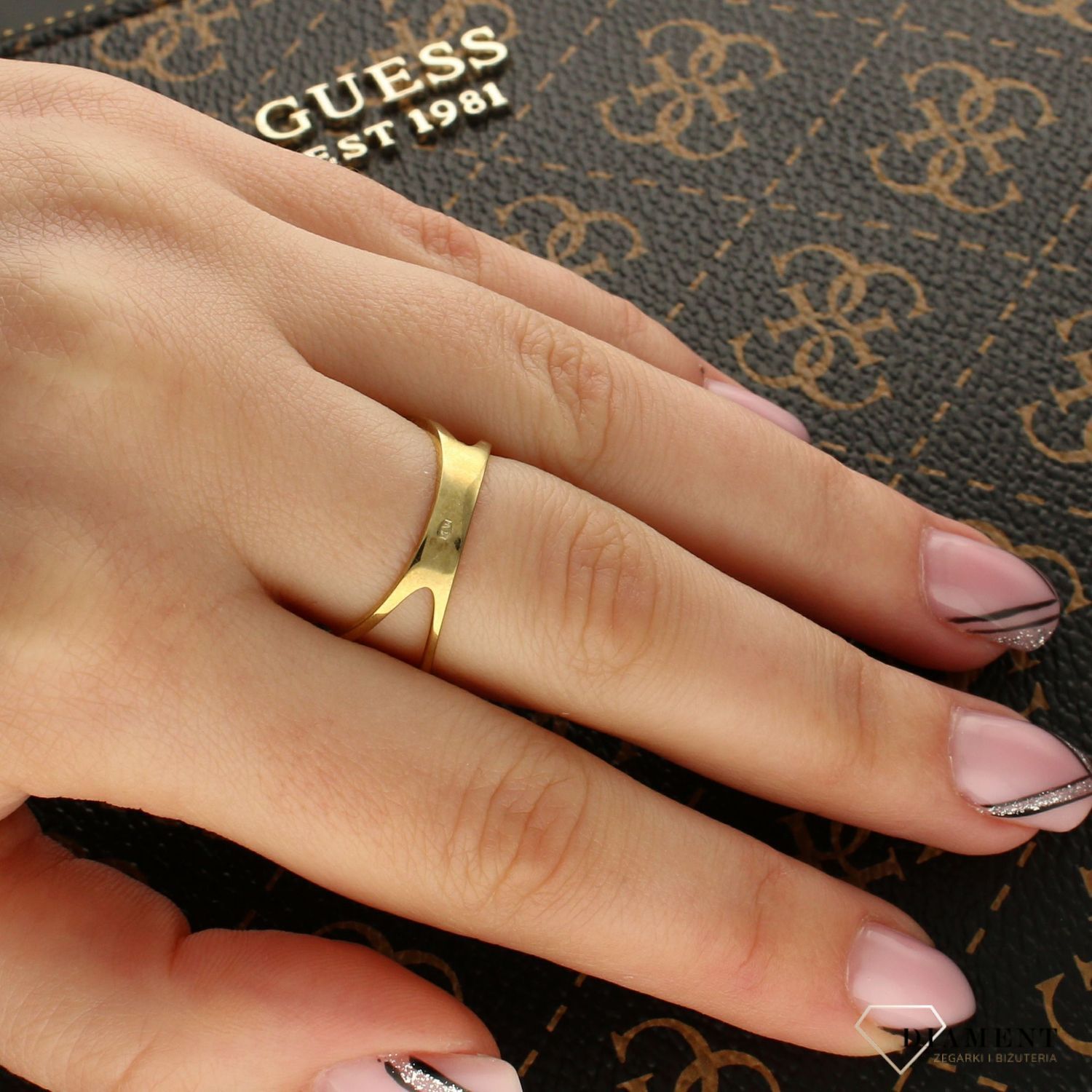 Szeroki złoty pierścionek 'Geometryczna ozdoba'.jpg