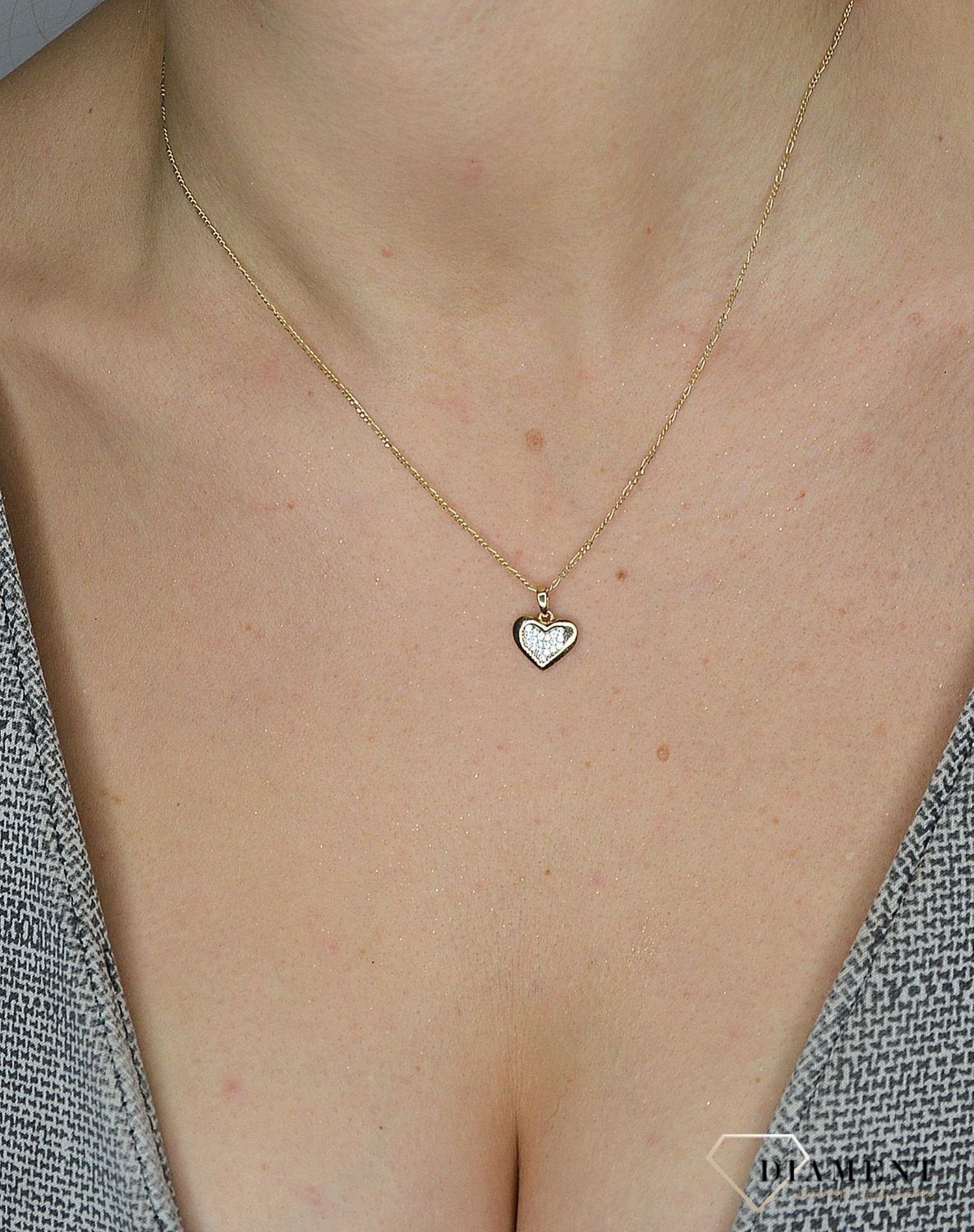 Piękna, złota zawieszka w kształcie serca, wysadzona jasnymi cyrkoniami to znany od lat, ponadczasowy i symboliczny motyw kobiecej biżuterii..jpg
