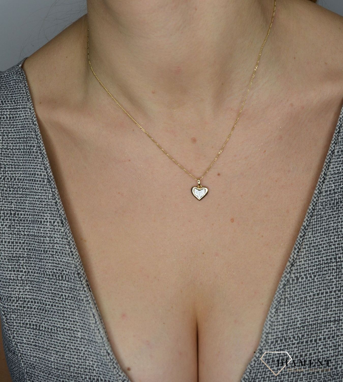 Piękna, złota zawieszka w kształcie serca, wysadzona jasnymi cyrkoniami to znany od lat, ponadczasowy i symboliczny motyw kobiecej biżuterii..jpg