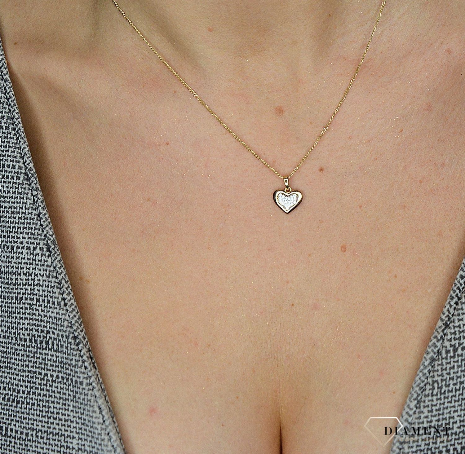 Piękna, złota zawieszka w kształcie serca, wysadzona jasnymi cyrkoniami to znany od lat, ponadczasowy i symboliczny motyw kobiecej biżuterii..jpg