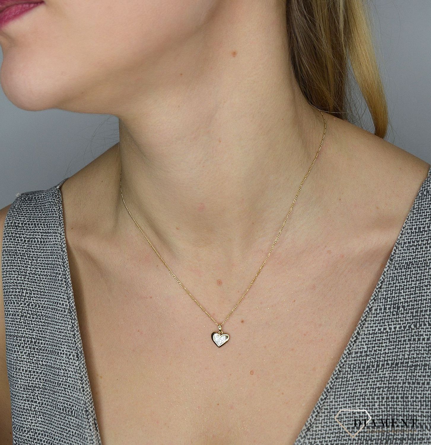 Piękna, złota zawieszka w kształcie serca, wysadzona jasnymi cyrkoniami to znany od lat, ponadczasowy i symboliczny motyw kobiecej biżuterii..jpg