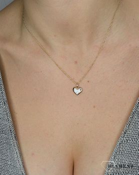 Piękna, złota zawieszka w kształcie serca, wysadzona jasnymi cyrkoniami to znany od lat, ponadczasowy i symboliczny motyw kobiecej biżuterii (3).JPG