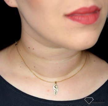 Złota zawieszka 333 grawerowane skrzydełko to klasyczny element biżuterii mogącej pięknie ozdobić każdy kobiecy dekolt. To dodatek, który nie tylko pozwala uatrakcyjnić wizerunek, ale także dodać styli (6).JPG