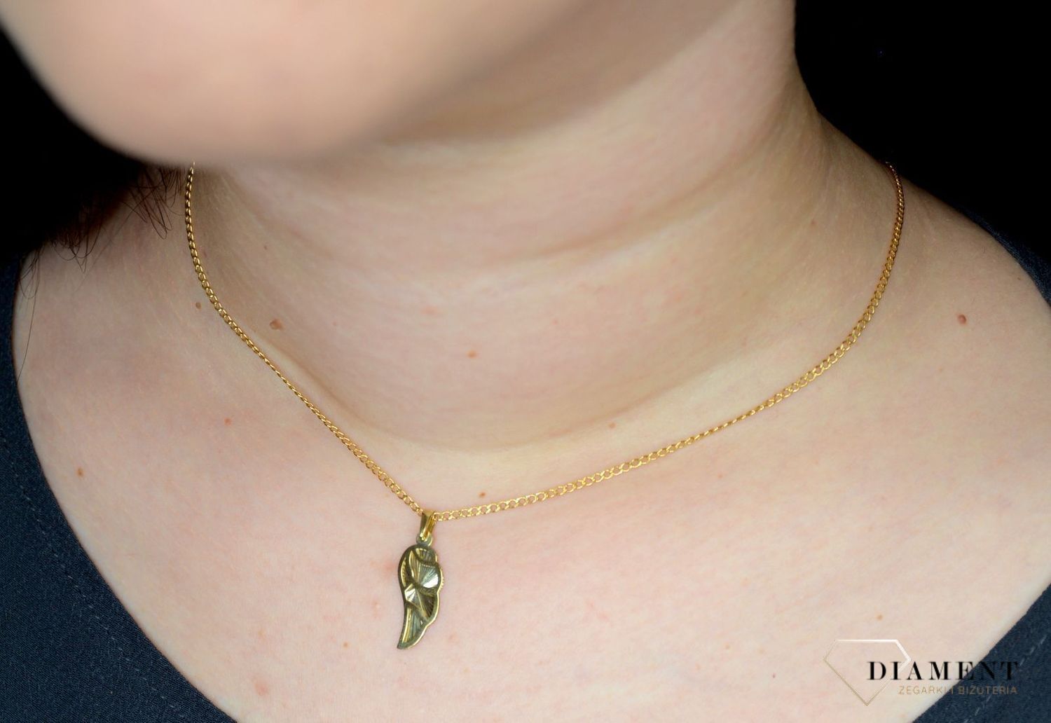 Złota zawieszka 333 grawerowane skrzydełko 3000135805034.jpg