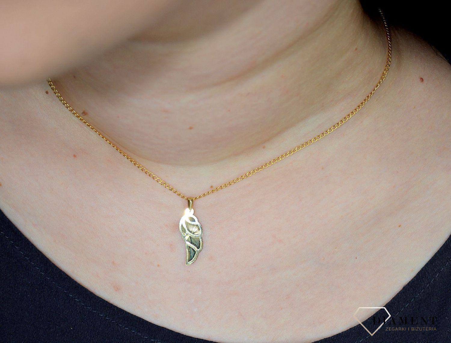 Złota zawieszka 333 grawerowane skrzydełko 3000135805034.jpg