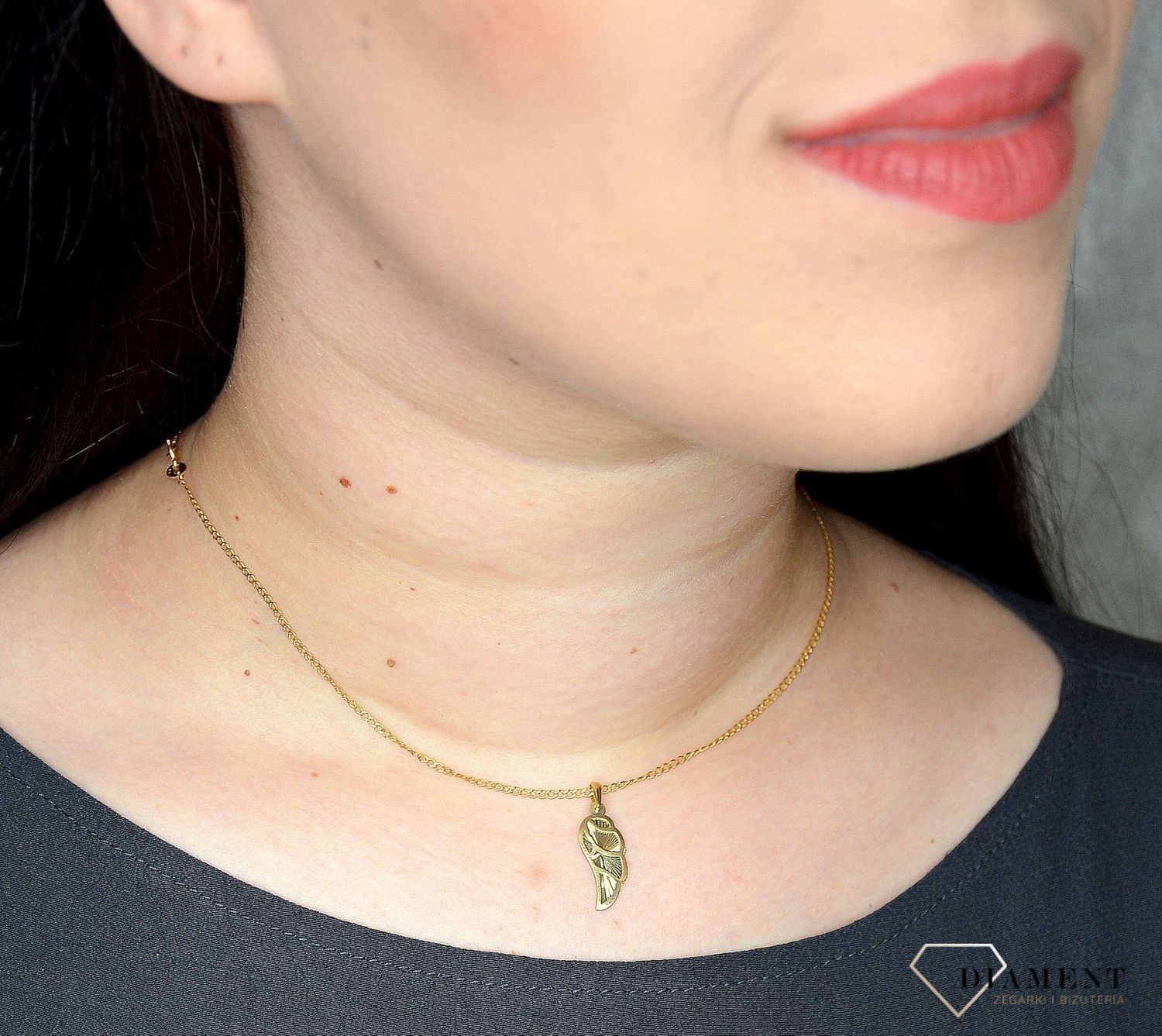 Złota zawieszka 333 grawerowane skrzydełko 3000135805034.jpg