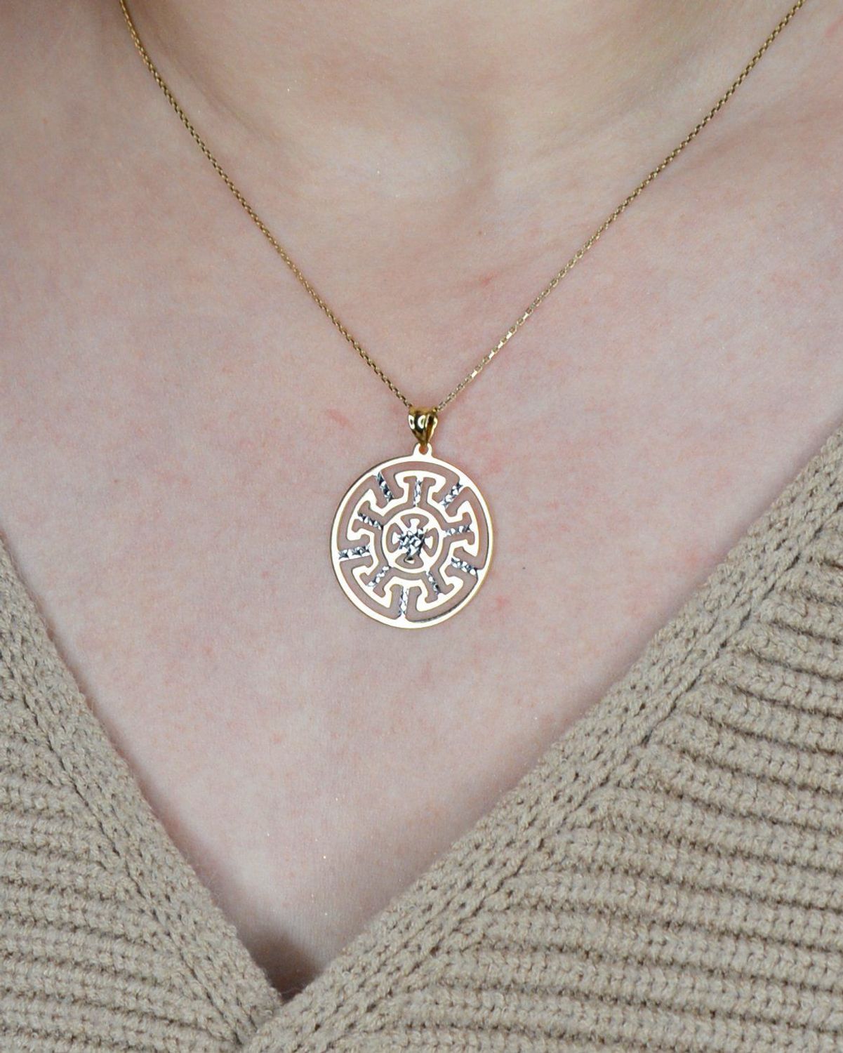 Wisiorek na łańcuszek w klasycznym, ponadczasowym greckim wzorze wykonany z dwukolorowego złota. Dodatkowo białe złoto delikatnie połyskuje..jpg