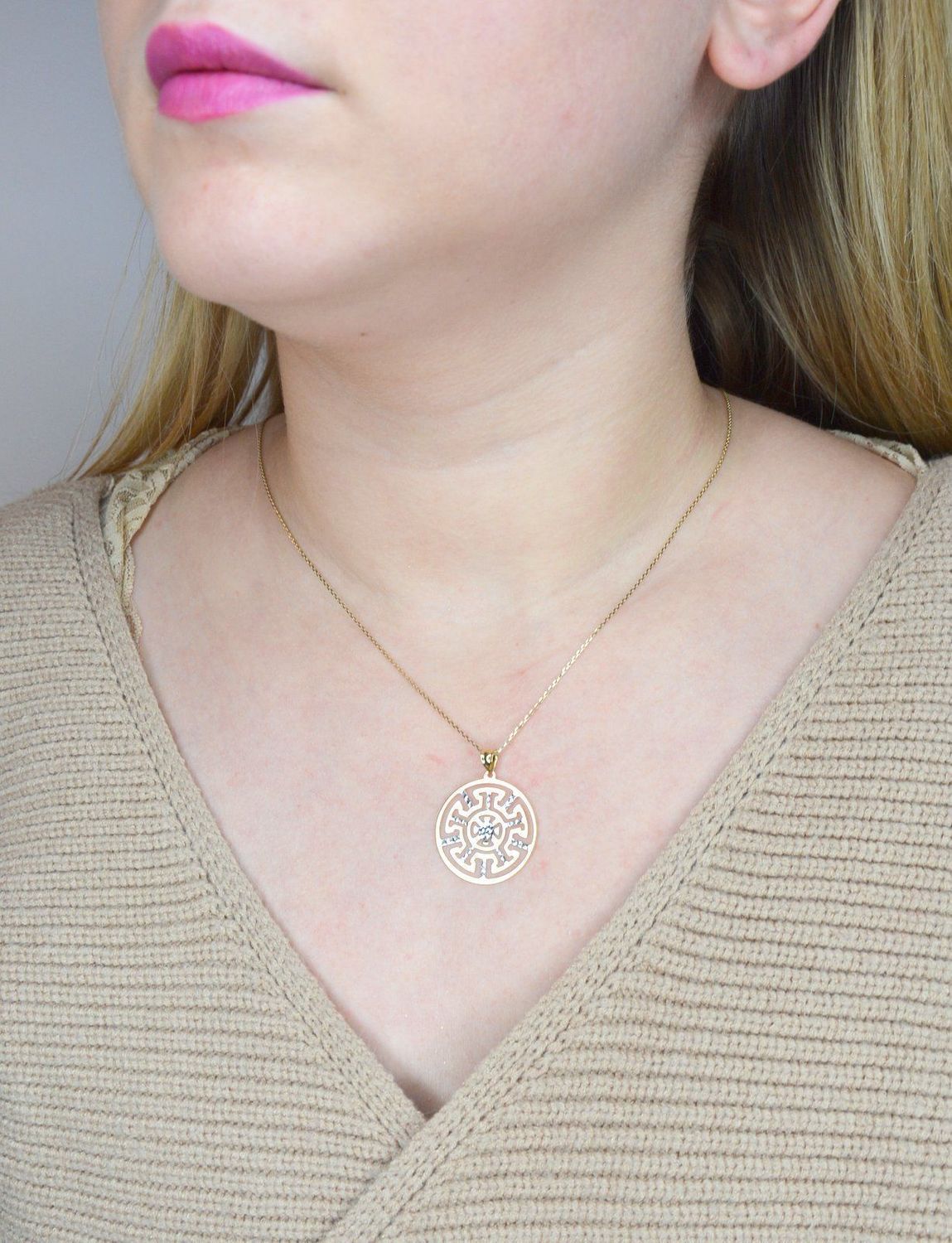 Wisiorek na łańcuszek w klasycznym, ponadczasowym greckim wzorze wykonany z dwukolorowego złota. Dodatkowo białe złoto delikatnie połyskuje..jpg