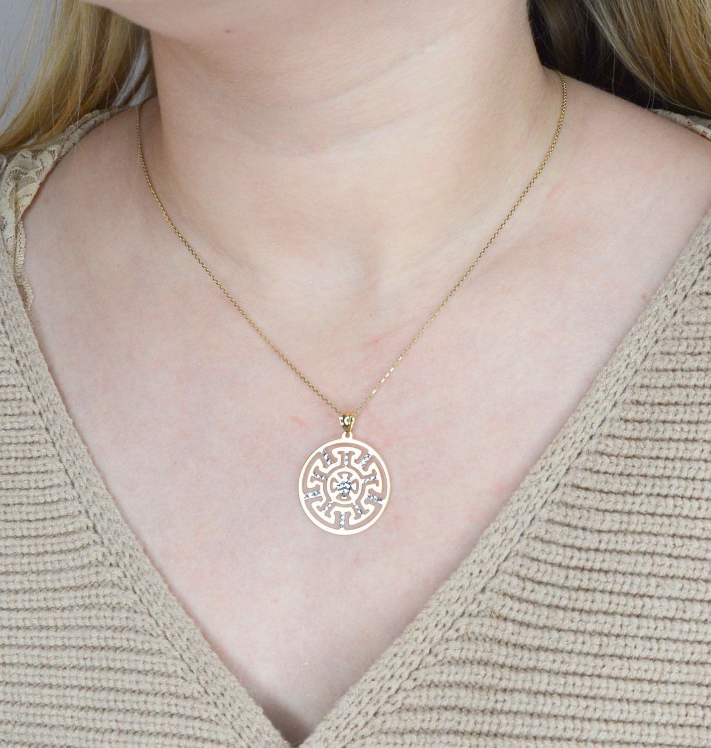 Wisiorek na łańcuszek w klasycznym, ponadczasowym greckim wzorze wykonany z dwukolorowego złota. Dodatkowo białe złoto delikatnie połyskuje..jpg