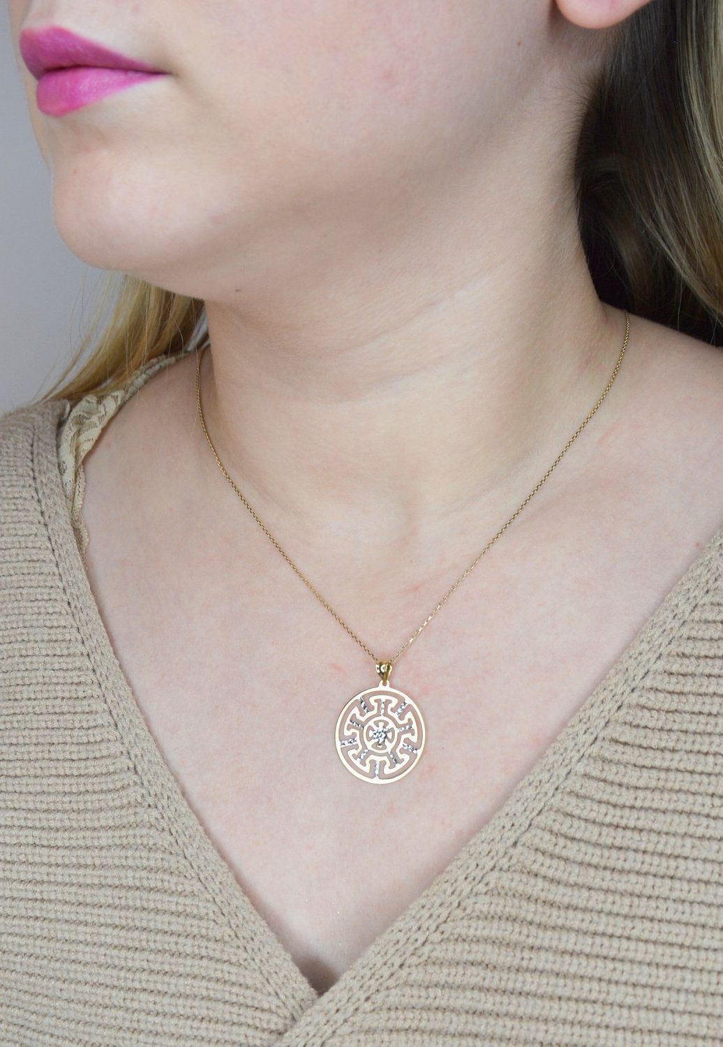 Wisiorek na łańcuszek w klasycznym, ponadczasowym greckim wzorze wykonany z dwukolorowego złota. Dodatkowo białe złoto delikatnie połyskuje..jpg