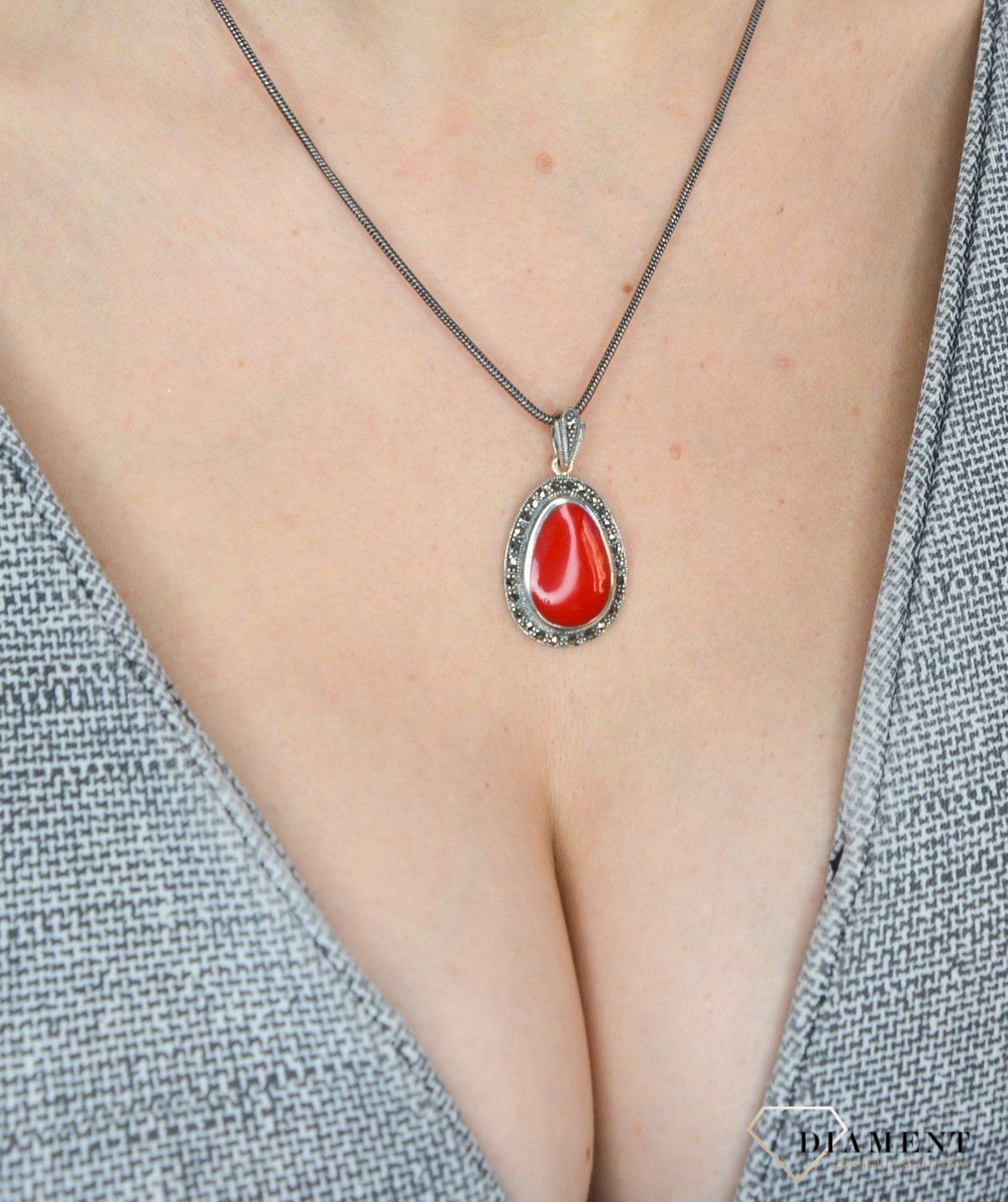 Srebrna zawieszka z markazytami i masą koralową.jpg