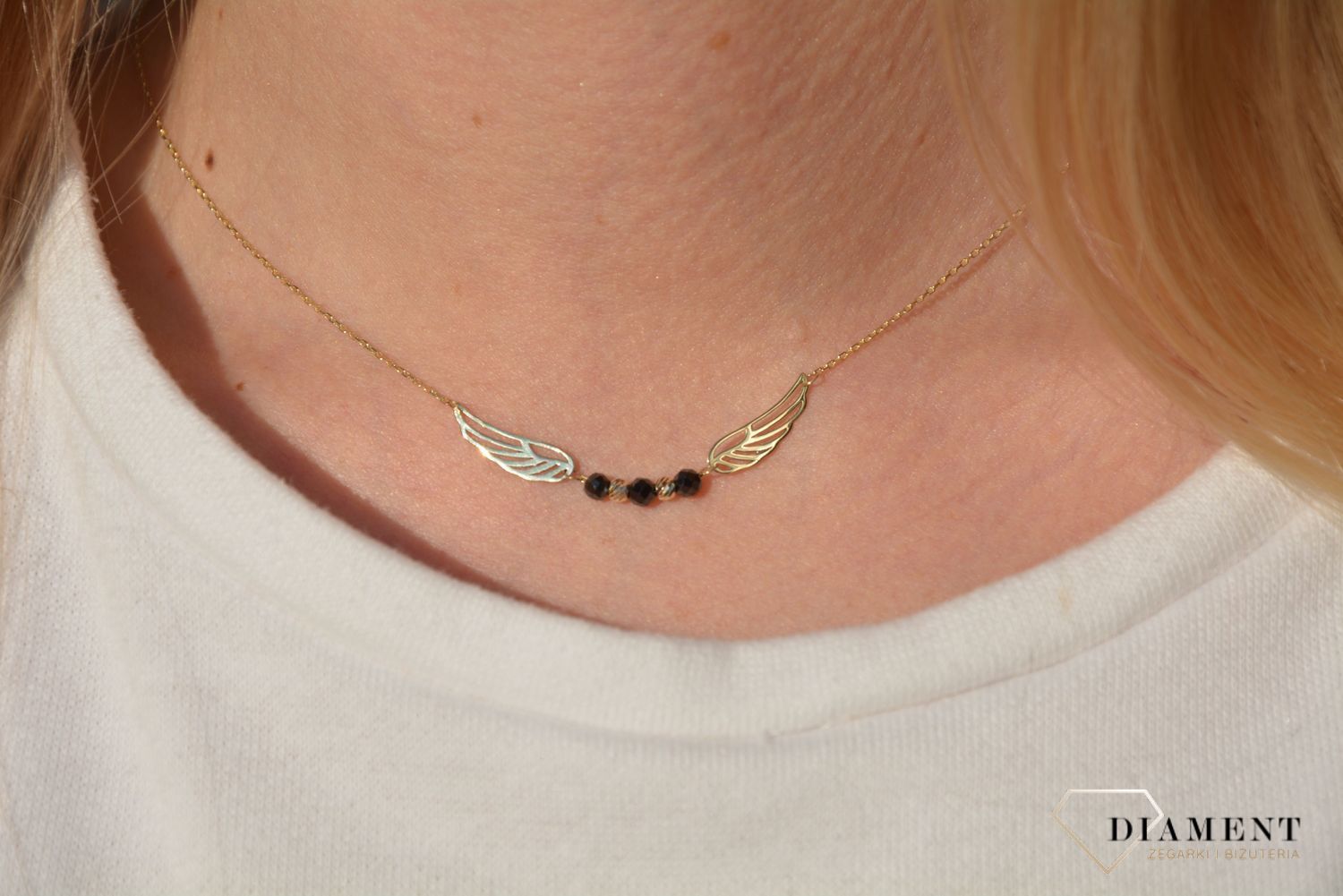 Naszyjnik złoty celebrytka ozdobiony czarnymi cyrkoniami (3).jpg
