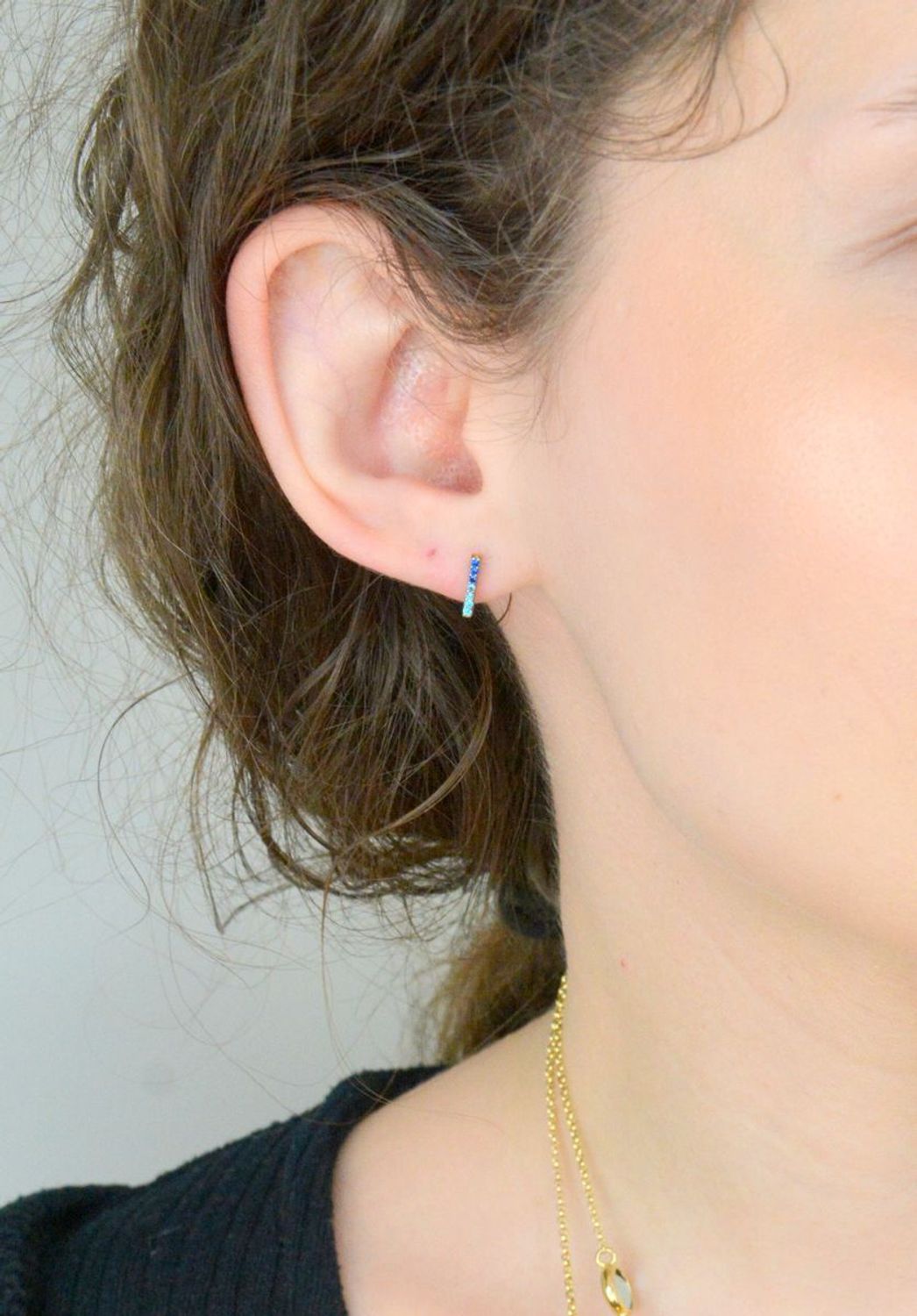 Złote kolczyki celebrytki w kształcie patyczków ozdobione drobnymi cyrkoniami w niebieskich odcieniach to piękna ozdoba ucha i ciekawy dodatek do wielu stylizacji..jpg