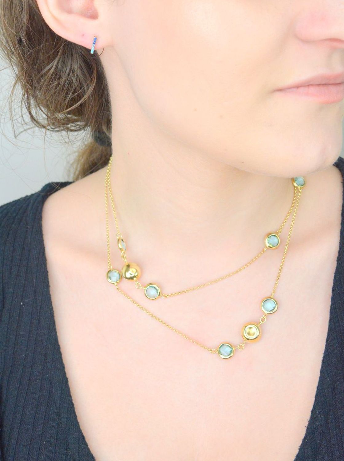 Złote kolczyki celebrytki w kształcie patyczków ozdobione drobnymi cyrkoniami w niebieskich odcieniach to piękna ozdoba ucha i ciekawy dodatek do wielu stylizacji..jpg