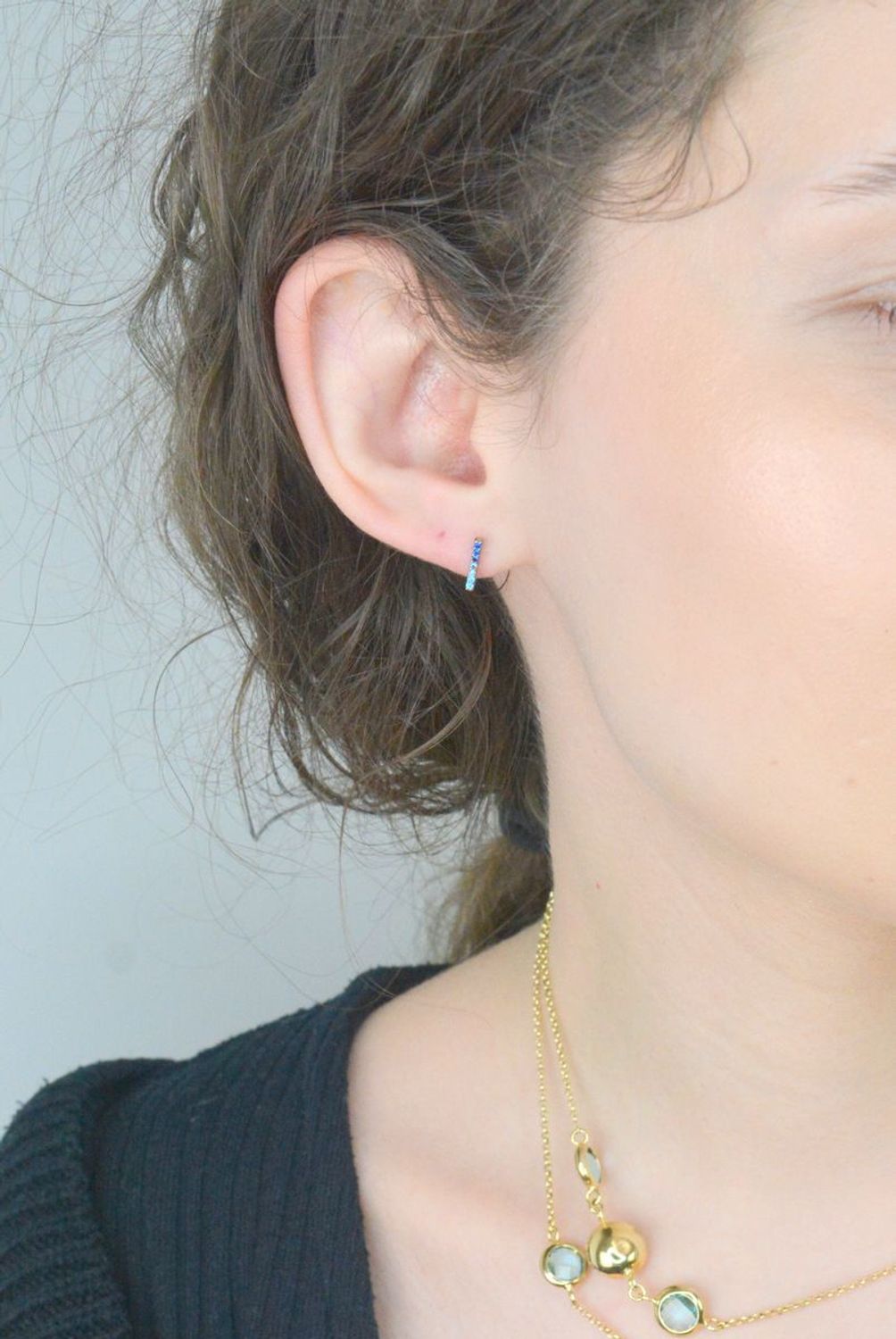 Złote kolczyki celebrytki w kształcie patyczków ozdobione drobnymi cyrkoniami w niebieskich odcieniach to piękna ozdoba ucha i ciekawy dodatek do wielu stylizacji..jpg