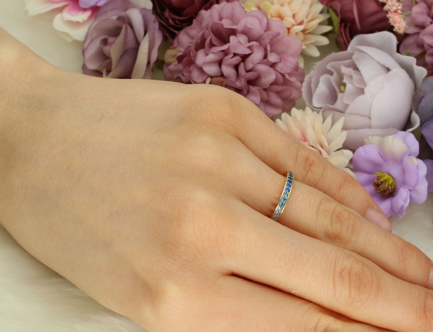 Pierścionek damski złoty 333 z niebieskimi cyrkoniami 2mm 3000141523595 łoty pierścionek damski 333 obrączka z drobnymi cyrkoniami koloru niebieskiego to złoty damski pierścionek wykonany z próby złota 333. 1.jpg