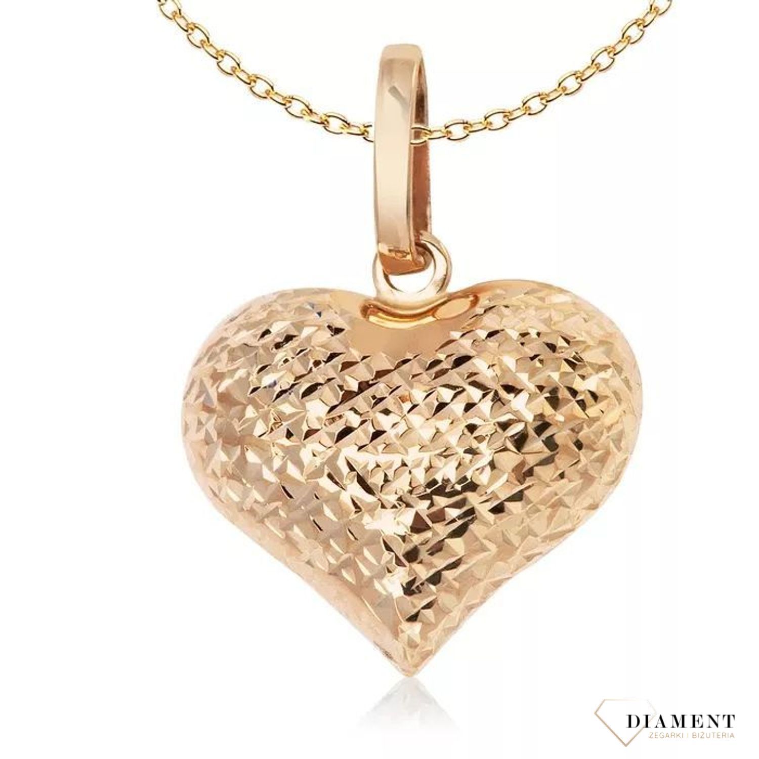 Zjawiskowy, złoty wisiorek w formie frezowanego serca to urocza biżuteria symbolizująca głęboką miłość i oddanie. Idealny podarunek dla bliskiej osoby..jpg