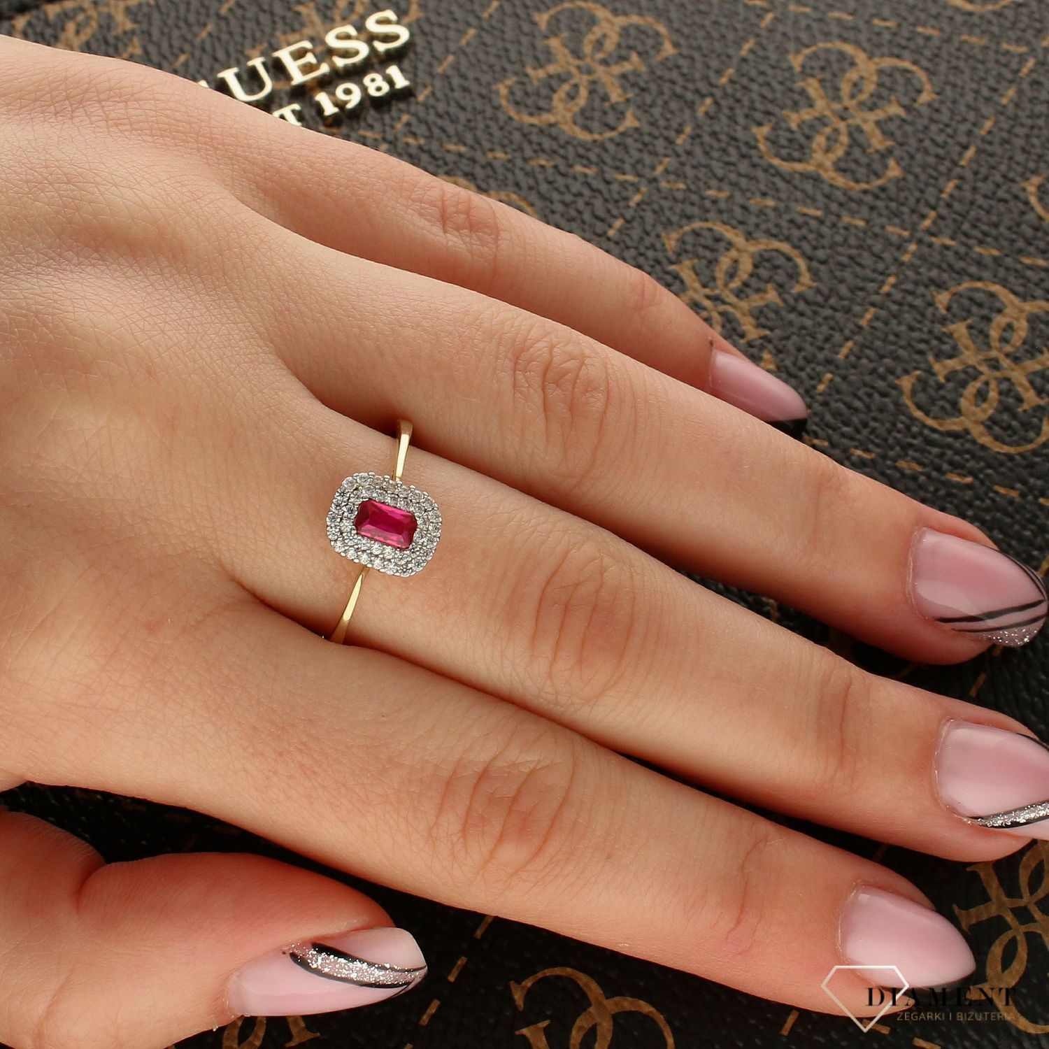 Złoty pierścionek z czerwoną cyrkonią 3000141811821.jpg