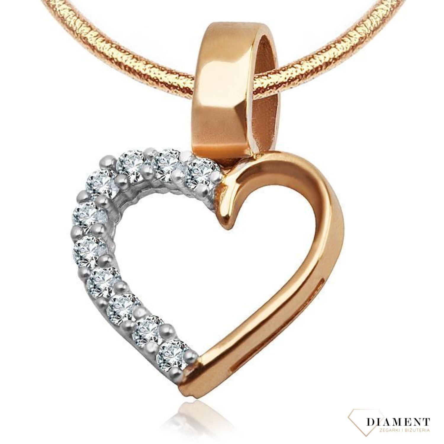 Piękna, złota zawieszka w kształcie serca, wysadzona jasnymi cyrkoniami to znany od lat, ponadczasowy i symboliczny motyw kobiecej biżuterii. (2).jpg