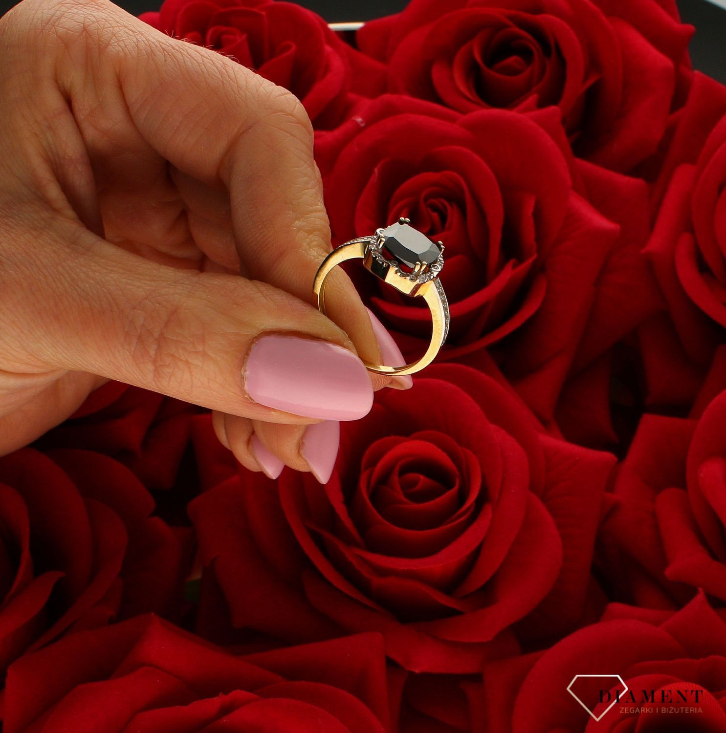 Złoty pierścionek 333 czarna cyrkonia 3000142295118. Pierścionek został wykonany z najwyższej jakości złota próby 333. Waga pierścionka wynosi około 2,65 gram. Pierścionek został ozdobiony kwadratową czarną cyrkonia. Pierści (4).jpg