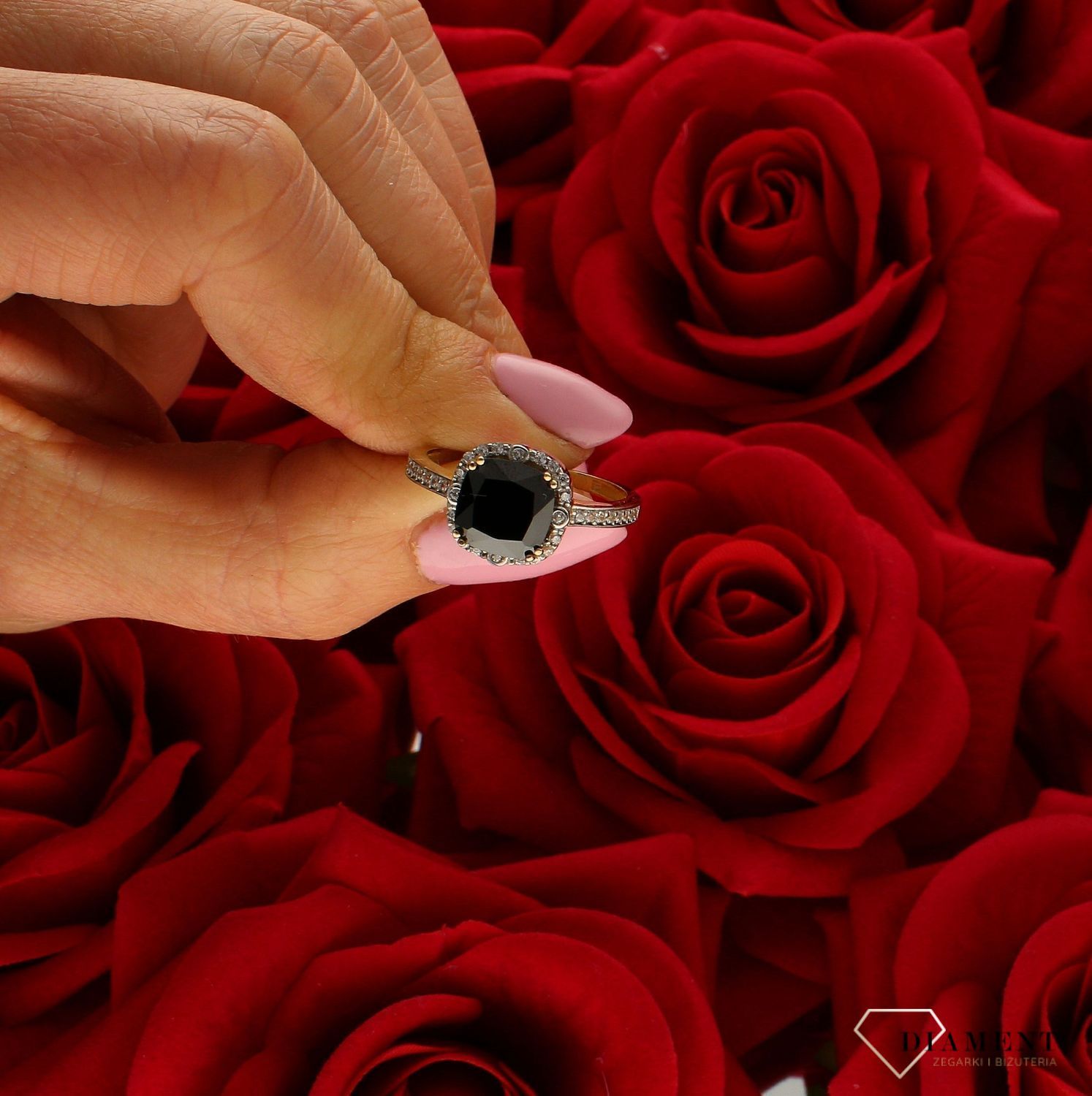 Złoty pierścionek 333 czarna cyrkonia 3000142295118. Pierścionek został wykonany z najwyższej jakości złota próby 333. Waga pierścionka wynosi około 2,65 gram. Pierścionek został ozdobiony kwadratową czarną cyrkonia. Pierści (4).jpg