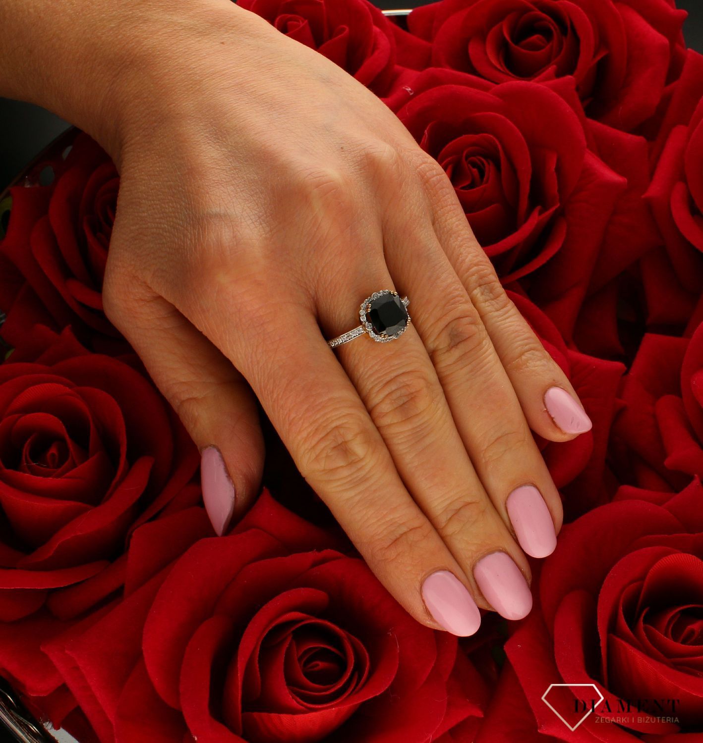 Złoty pierścionek 333 czarna cyrkonia 3000142295118. Pierścionek został wykonany z najwyższej jakości złota próby 333. Waga pierścionka wynosi około 2,65 gram. Pierścionek został ozdobiony kwadratową czarną cyrkonia. Pierści (4).jpg