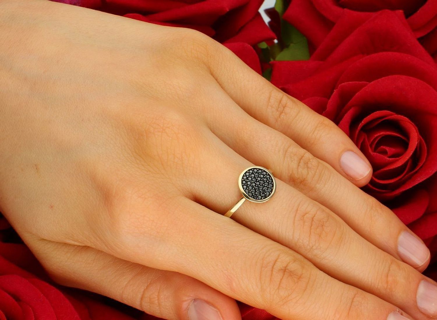 Złoty pierścionek damski 333 Koło z czarnych cyrkonii. Złoty pierścionek wysadzany czarnymi cyrkoniami. Piękny pierścionek wykonany z wysokiej jakości złota próby 333. 1.jpg